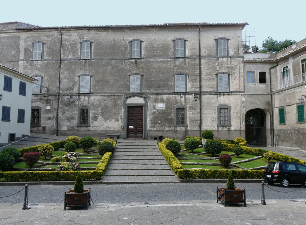 der enge Vorplatz der Kathedrale Santa Margherita